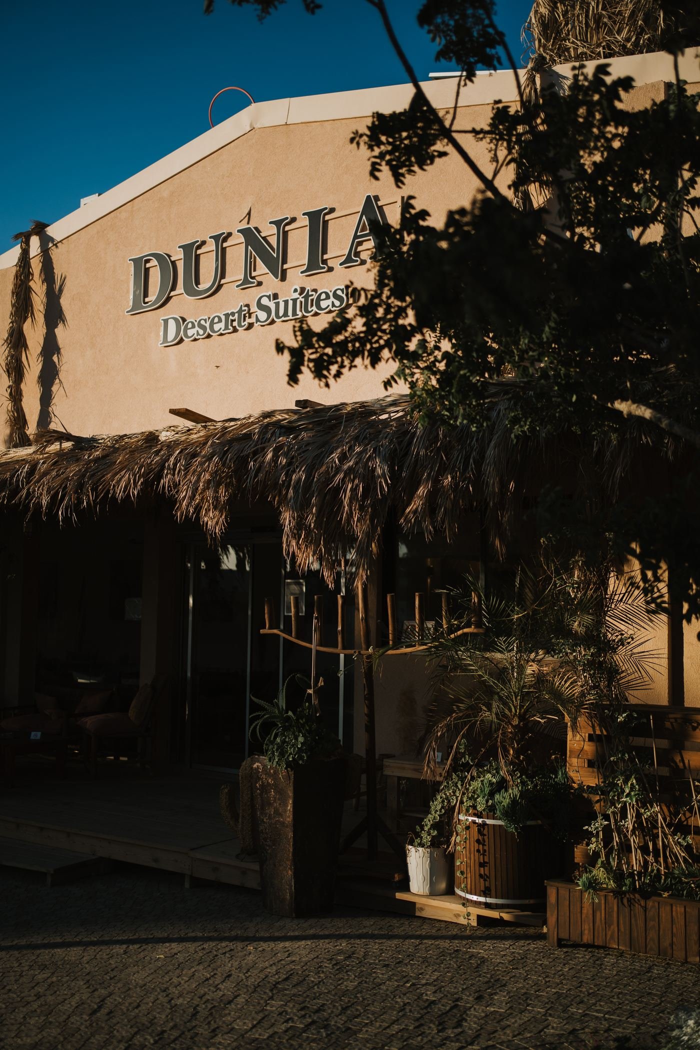 חזית מלון דוניה — Desert Suites בשעת בין ערביים